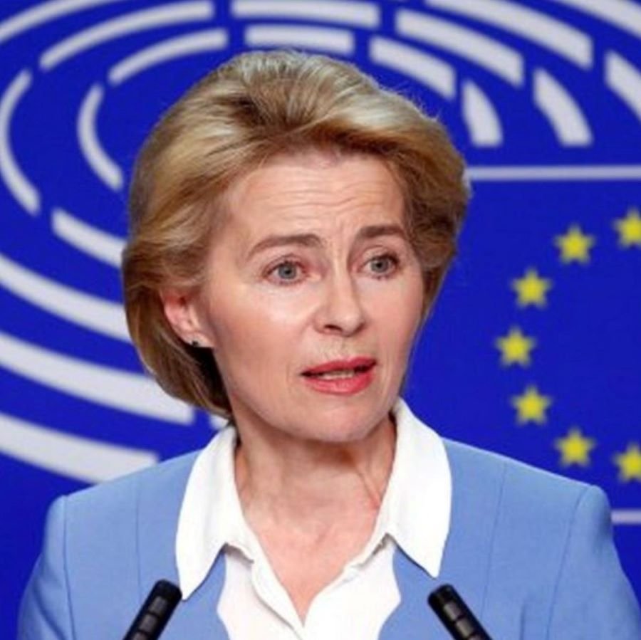 Голова Єврокомісії Урсула фон дер Ляєн говорить у мікрофон